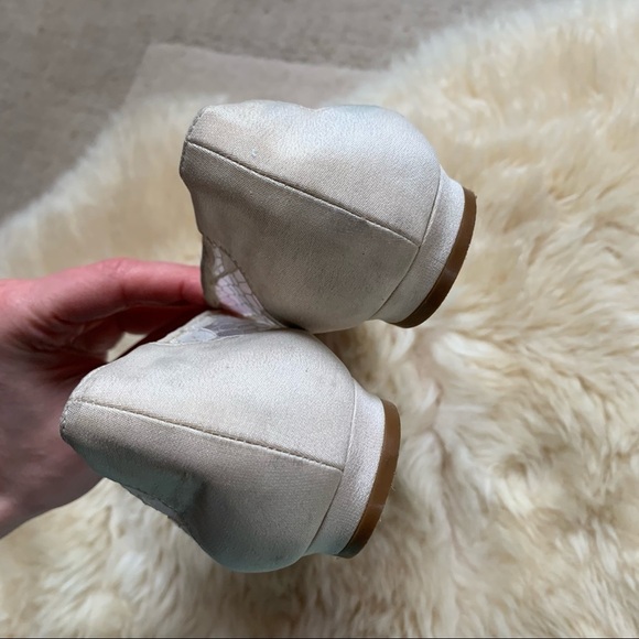 Manolo Blahnik Crystal Embellished Hangisi White Bridal Lace Buckle Classic Flat - Picture 12 of 14